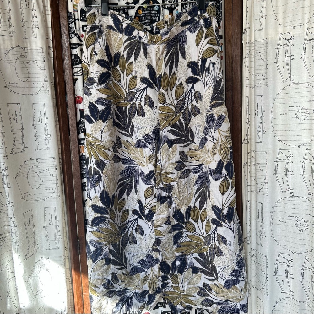 Tahari wide leg linen pants with Leaf Print